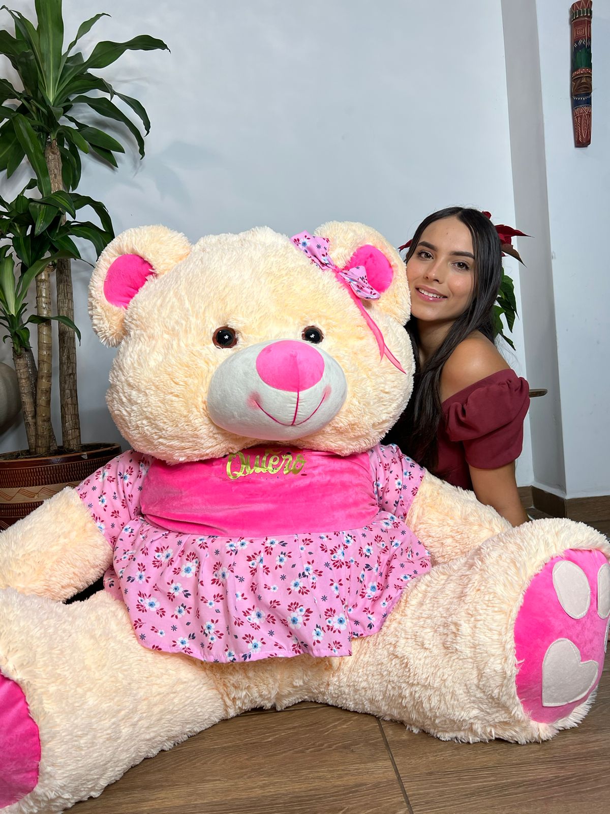 Osa de Peluche con Vestido Gigante – Peluche Tierno y Elegante en Varios Tamaños