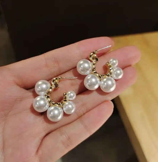 Pendientes de Perla con Detalles Dorados: El Toque de Elegancia que Te Mereces